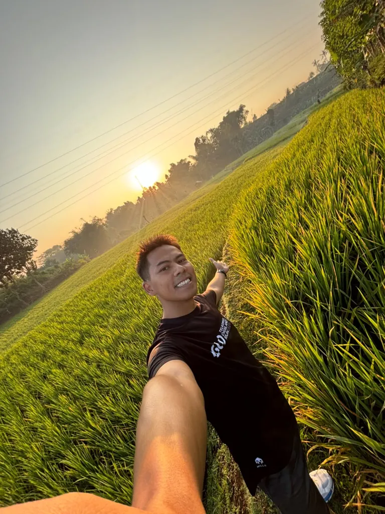 Lari di temani hamparan sawah